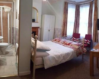 White Guest House - Bath - Bedroom