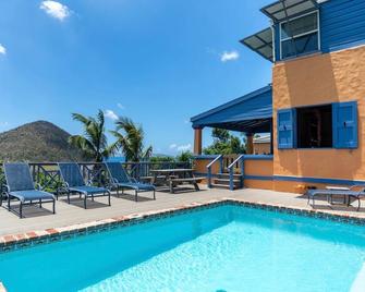 Limeberry House, easy walking to Longbay & Smugglers Cove, beaches - West End - Pool