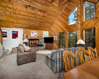 Charming 3-bedroom Angel Fire cabin - Angel Fire - Living room