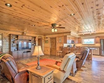 House - Southern Hills Serene Getaway - Hot Springs - Living room
