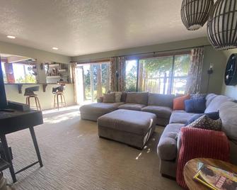 Waterfall Cove - Shelter Cove - Living room