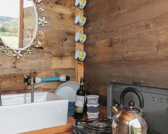 HARRI'S HUT, pet friendly, with open fire in Bishop's Lydeard - Taunton