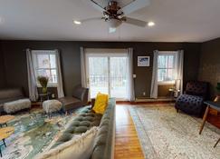 Winter Lore - 4 Bedroom-Newly Remodeled - Minutes to Killington and Pico Mountain - Rutland - Living room