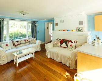 Gorgeous Secluded Waterfront-Openings In September - Brunswick - Living room