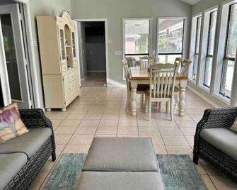Vacation Farmhouse - Lufkin - Huiskamer
