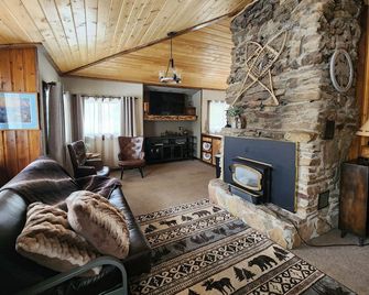 Remodeled Historic Cabin - West Yellowstone - Living room