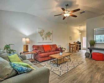 Pet-Friendly Palakta Duplex with Patio + Yard! - Palatka - Living room