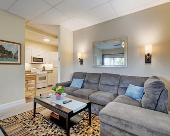 Waterfront Wonderland: Your 2-Bedroom Oasis in Brentwood Bay - Brentwood Bay - Living room