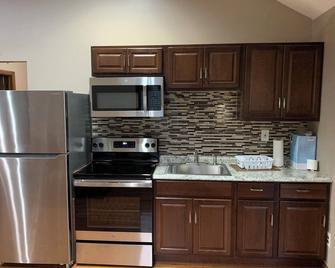 Newly Renovated 1 Bedroom First Floor Apartment in Westbury with Private Deck - Westbury - Kitchen