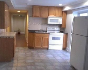 Two kitchens-5 Bedrooms-3 Bath-2 fireplaces over 2 acres with Storage buildings - Manassas - Kitchen