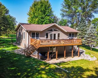\'Bayview Breeze\' on Lake Irene- 4-bedroom house with AC, WiFi, and Firepit! - Parkers Prairie - Building