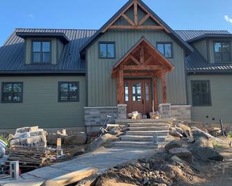 5000 sq ft luxury vacation home with 6 bedrooms 7 bathroom. - Calabogie - Building