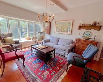Modern farmhouse located on 53 acres of manicured rolling hills. - Stewartstown - Sala de estar