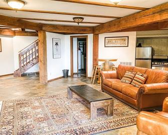 amazing house, with10 mile views, on 300 acres near Galena Territory. Hot tub. - Elizabeth - Living room