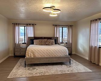 Escape to \'Serenity Meadows\' by Zion and Canyons away from the crowds! - New Harmony - Bedroom