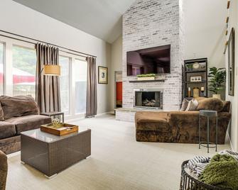 3 Mi to Downtown Inviting Lancaster Home! - Lancaster - Soggiorno