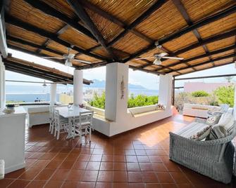Villa Pomelia, Villa nel corso di Santa Marina Salina a 50 mt dal mare - Santa Marina Salina - Balcón