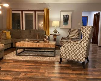 Brick Tudor Vacation Rental House Close To Lake Michigan And Downtown - Manitowoc - Huiskamer