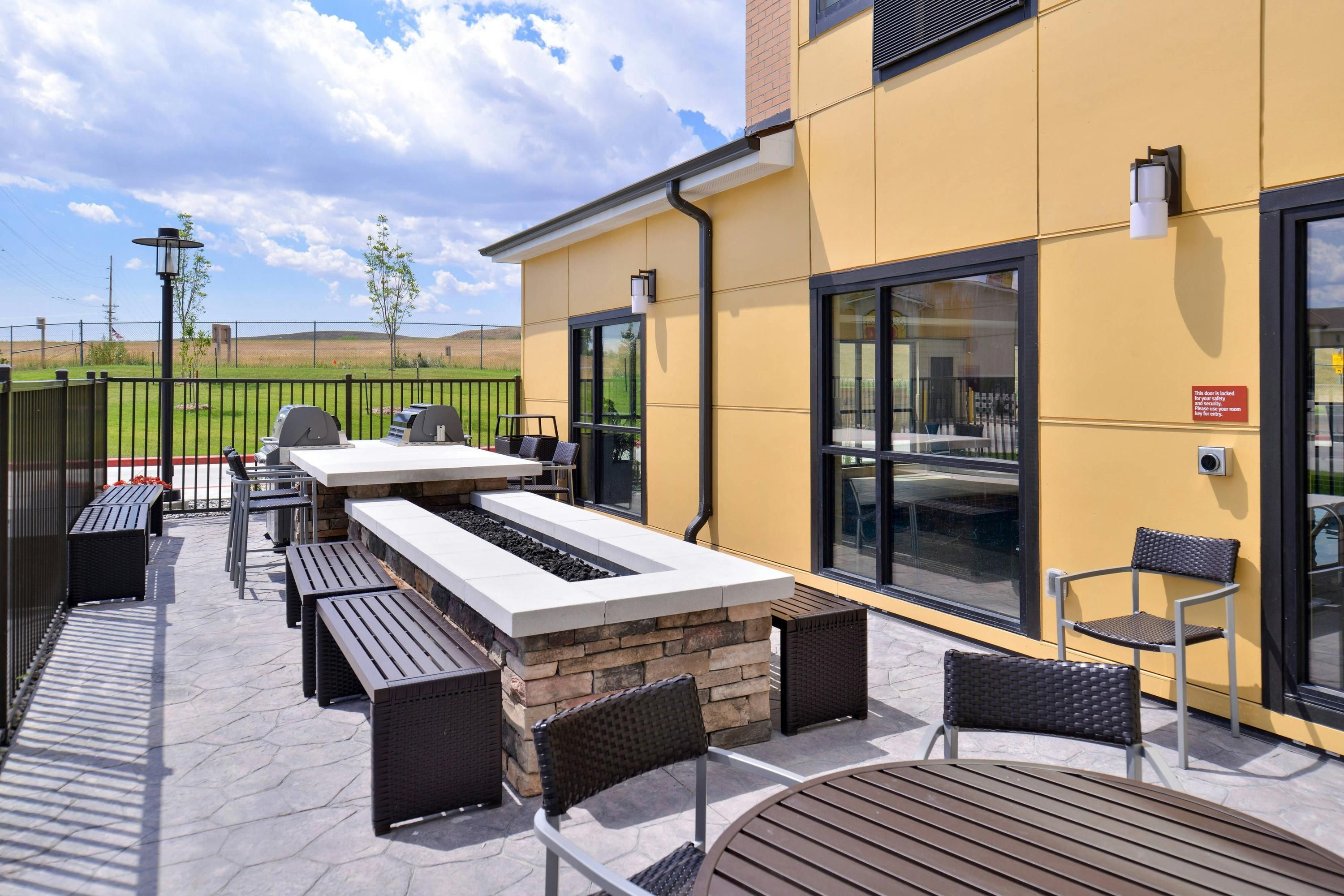 TownePlace Suites by Marriott Gillette - ג'ילט - מרפסת