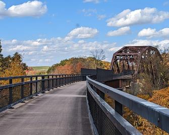Stay In Ohiopyle by the trail with a jetted tub - Farmington - Balcony