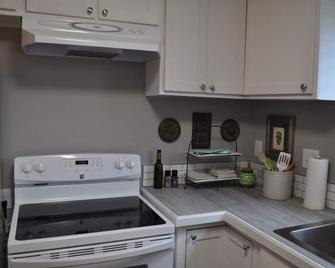 Downtown Carrollton - Backyard Bungalow - Carrollton - Kitchen