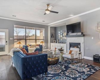 5 Bedroom Home + Pool + Media Room+ Grill! - Rockwall - Living room