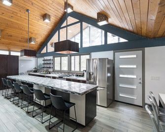 Waterfront Home with Pontoon, Movie & Game Room-Perfect for Families & Getaways! - Park Rapids - Kitchen