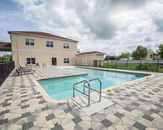 Quality Inn Kissimmee West - Lake Buena Vista South - Kissimmee - Piscina