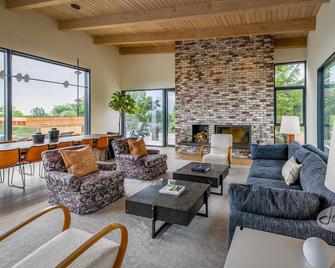 Brand New 5bdrm 3bath modern home in Creemore! - Creemore - Sala de estar