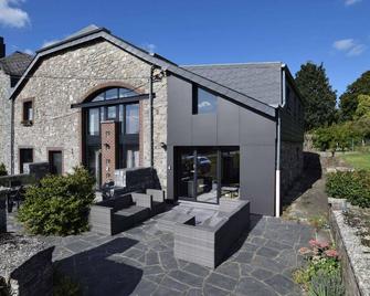 Charming Holiday Home in Sainte-ode With Terrace - Sainte-Ode - Edificio