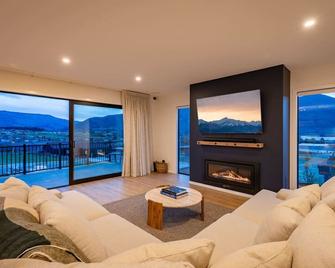 Peaks and Pines Wanaka - Wanaka - Living room
