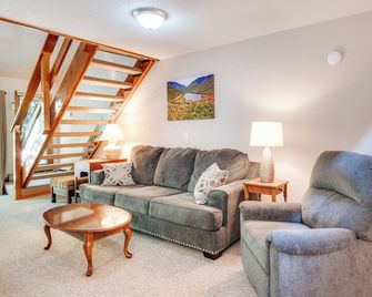 'M & M Mountain Retreat' in North Conway! - North Conway - Living room