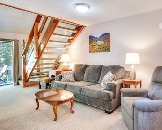 'M & M Mountain Retreat' in North Conway! - North Conway - Living room