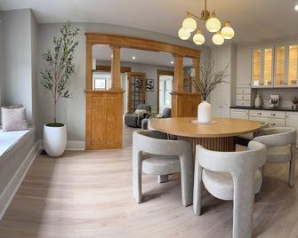 Charming River Front Cottage Retreat - Tonawanda - Dining room