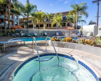 Deluxe Sherman Oaks 1BR w/ Pool, Gym, Lounge, near TJ + WF, by Blueground - Los Angeles - Pool