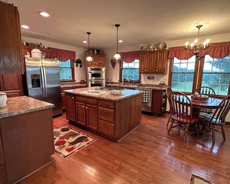 The secluded Windy Hollow Retreat nestled in Amish Country in Holmes County - Millersburg - Kitchen