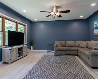 A completely remodeled 3 bedroom home all for you - Muskegon - Living room