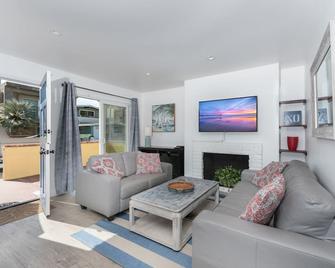 Sunny First Floor Beach House w/ AC! | Large Outdoor Patio w/ Grill | 1 Block to the Beach! - Newport Beach - Stue