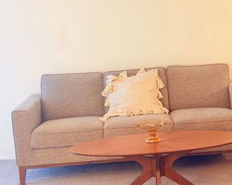 Charming and comfortable 1-bedroom on the golf course-Central AC and heat - Clovis - Stue