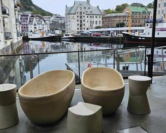 In the Heart of Brosundet! Fully equipped 3 Bed Room Ap - Ålesund - Balkon