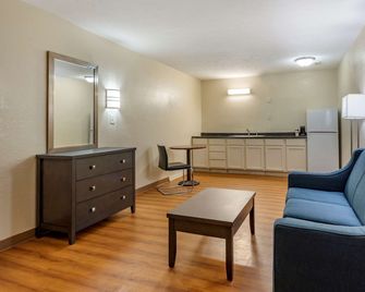 Quality Inn & Suites Columbus West - Columbus - Huiskamer