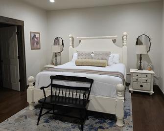 The Bluebird Marie Room: A Route 66 Historic Downtown Renovation - Elk City - Habitación