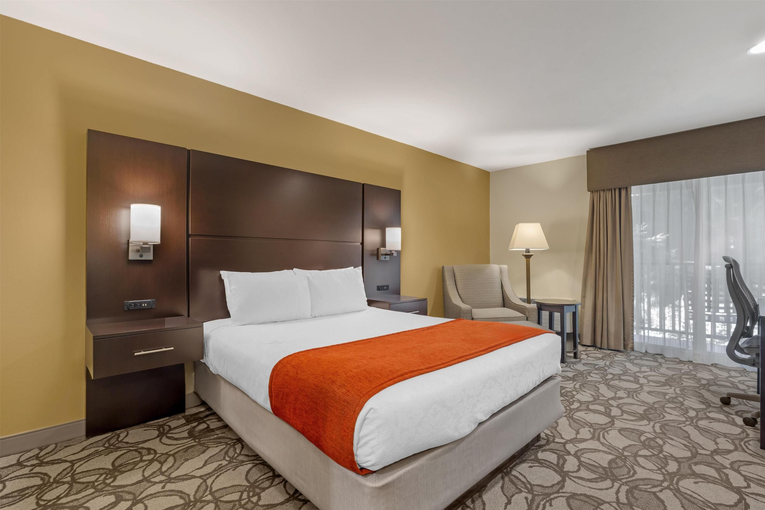 Best Western Plus Plaza by the Green