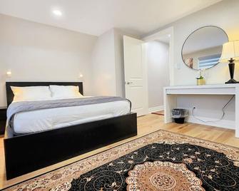 The Serene Haven Modern 2 Queen Bed Full Apartment - St. Catharines - Bedroom