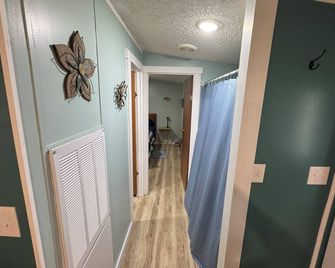 Cozy 2-bedroom home in tranquil Chiefland - Chiefland - Hallway