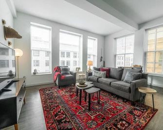 725- Big 2 bedroom/king beds/Corner Unit/ + parking - Milwaukee - Living room