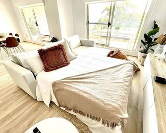 Newly renovated top floor apartment with beautiful views and a pool to enjoy. - Gosford - Bedroom