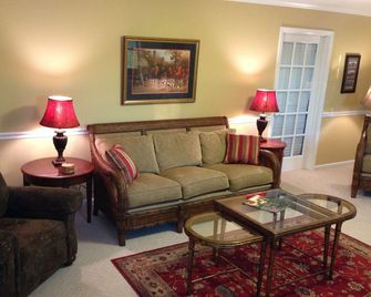 1.7 miles to KY Horse Park premise ID 12268400-2 - Lexington - Sala de estar