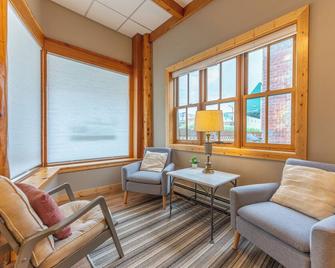 A Taste of Ely 4 BR Apartment, with Sauna - Ely - Living room