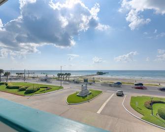 Pool and Ocean Views Beachfront Condo in Galveston - Galveston - Balcony